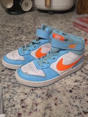 Nike Kids High-Top Sneakers in Light Blue, White & Orange